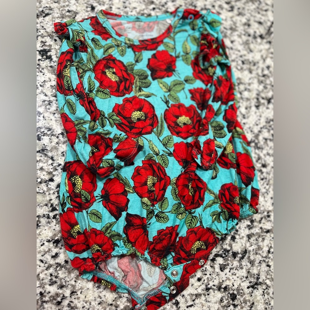 Posh Peanut x Alice and Olivia EUC ruffle shouldered 18-24M bodysuit